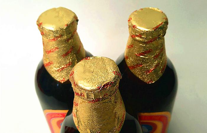 啤酒为什么要弄一圈锡箔纸,啤酒瓶口的锡纸有什么用