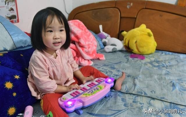 三岁女儿偷吃大团毛发，究竟是为何，医生：家长太失职了