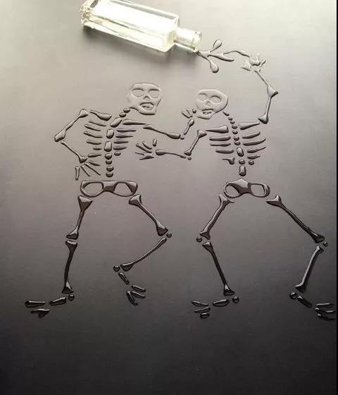 你可以擦掉那滴水，或者顺势用它画点不一样的美丽