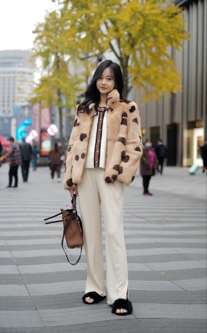 今年早春显瘦又百搭的五条神裤,小黑裤的百搭时尚