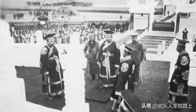 罕见老照片：1915年袁世凯身穿龙袍登基称帝全过程