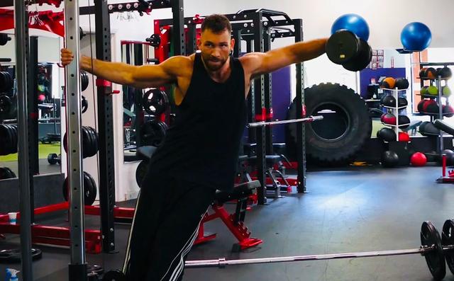 三角肌中束为什么不能大重量,三角肌中束练不大