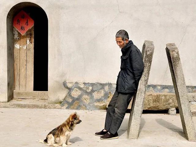 礼不随三家钱不借三人的说法,钱不借三地不走什么意思