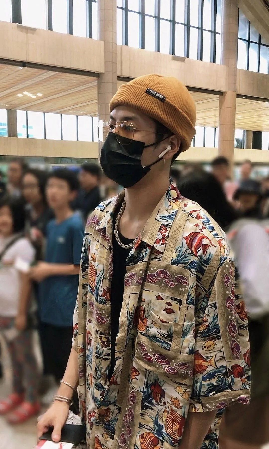 衣品超级好的男明星,王嘉尔穿的蔡徐坤同款衣服