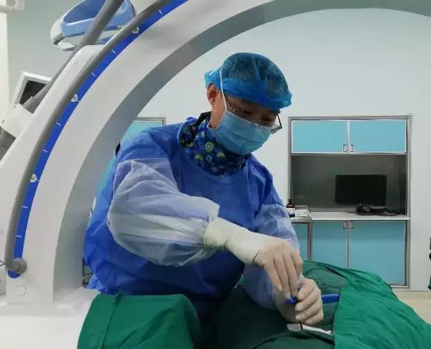 腰椎骨折一个月后可以下地走吗,腰椎横突骨折多久可以下床大小便