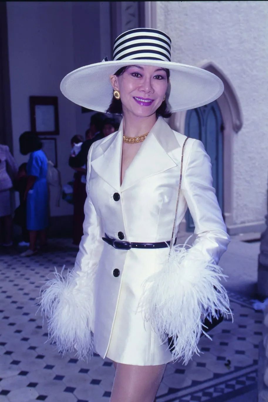 穿三百万皮草的香江富贵花,前半生让人羡慕,后半生却惨遭唾骂?