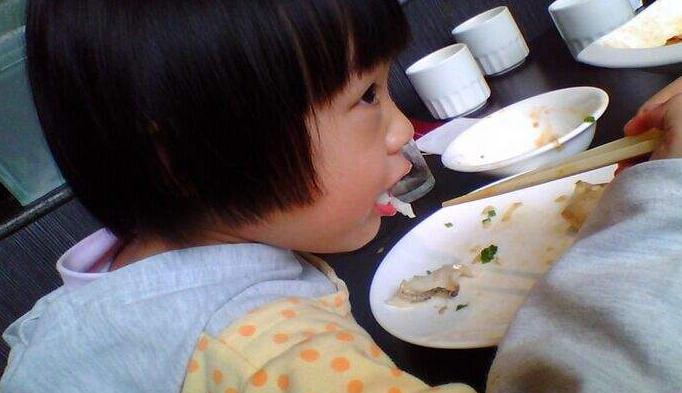 4岁宝宝噎住了怎么急救,宝宝吞咽东西急救