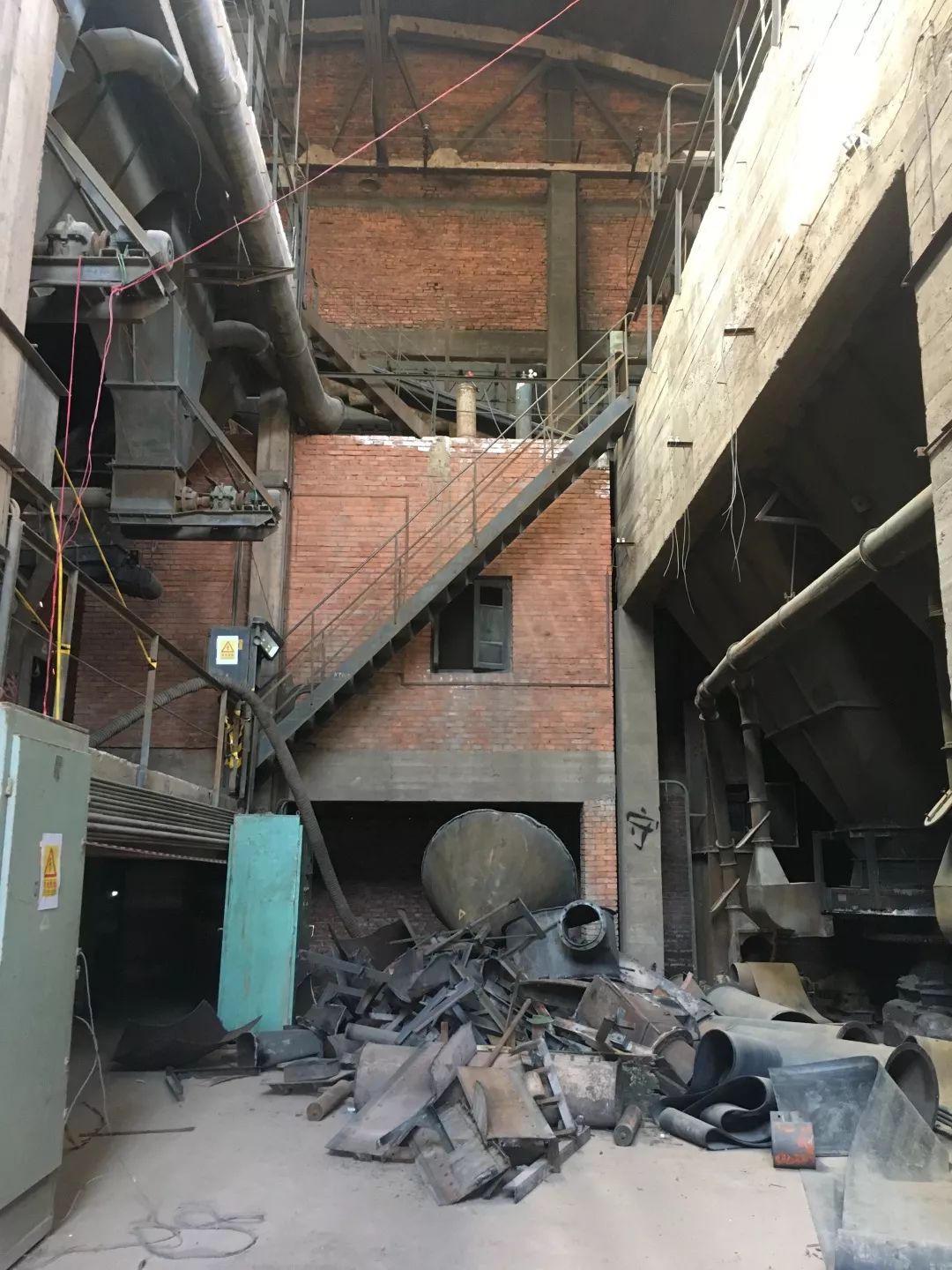 爆改废弃工厂，看三个姑娘如何施展植物魔法