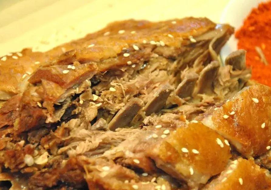 烤全羊吃不完剩下的怎么做好吃,又酥又香的烤全羊