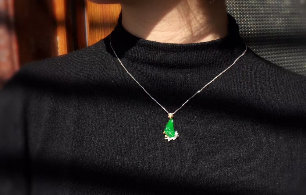 同样价格买翡翠还是钻石,同样价格买翡翠还是和田玉