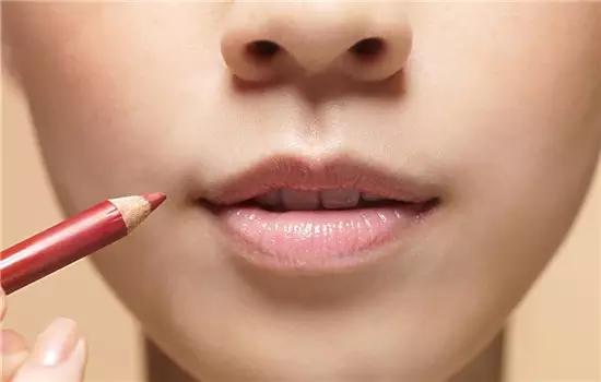 怎样淡化唇纹最有效,唇纹深怎么淡化最有效的方法