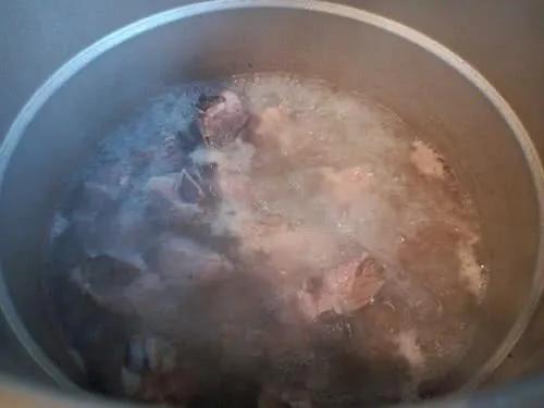 炖排骨有人先焯水有人直接炖,炖排骨先焯水还是直接炖