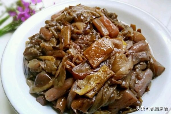 芋头的花在云南也是道好菜，做不好会麻嘴，这样做保证安全又好吃