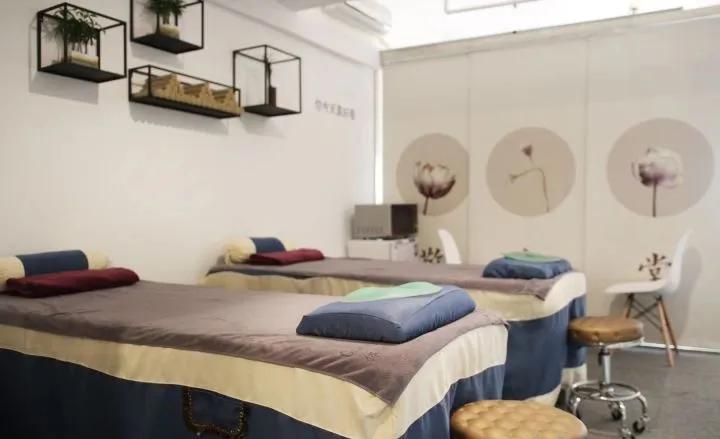 那个初中毕业的小伙，2年内开了两家养生馆，年收入净20w？