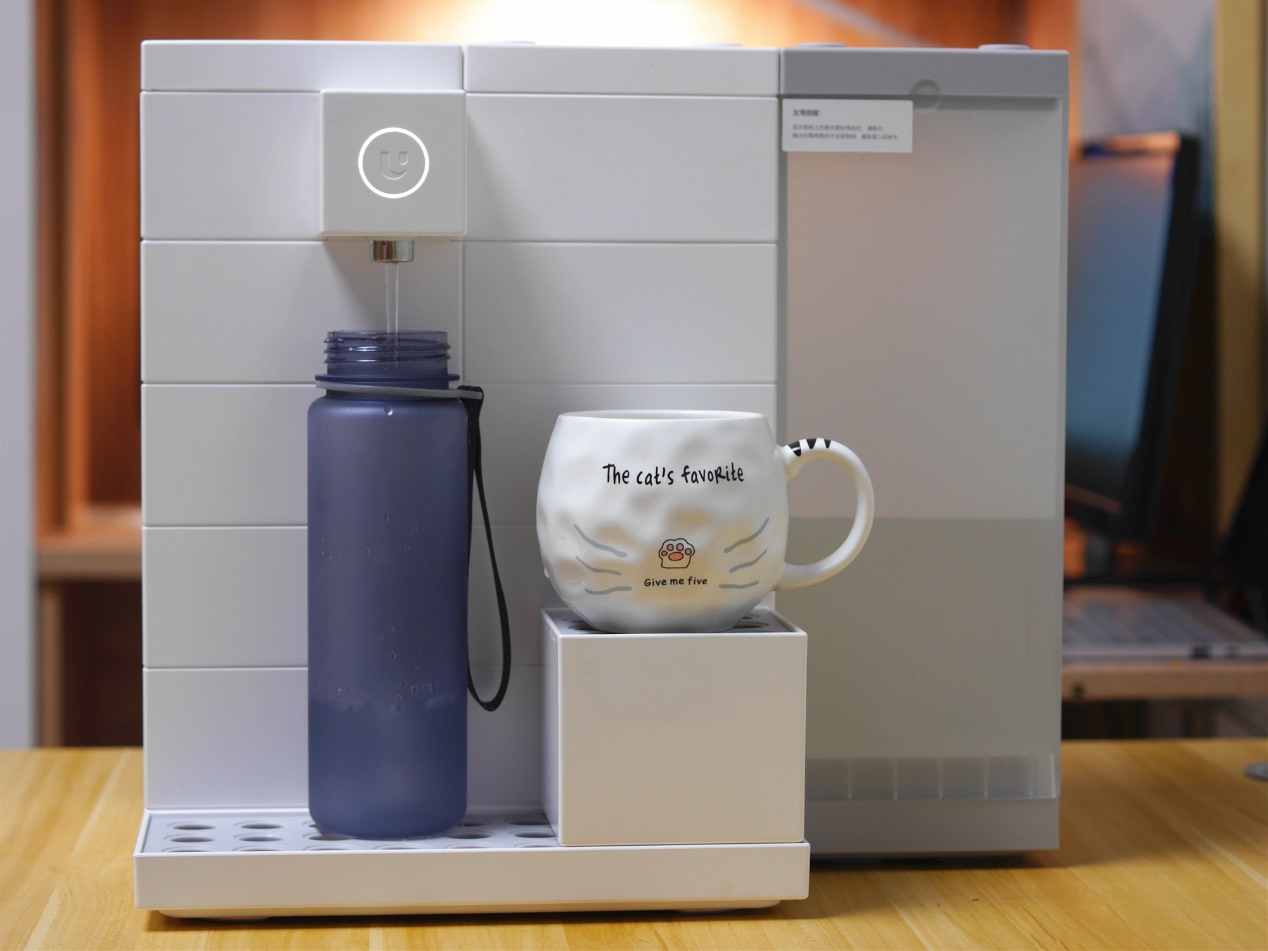 把纯水机从厨房搬到桌面上，小米优点酷吧让孩子喝上有温度的纯水