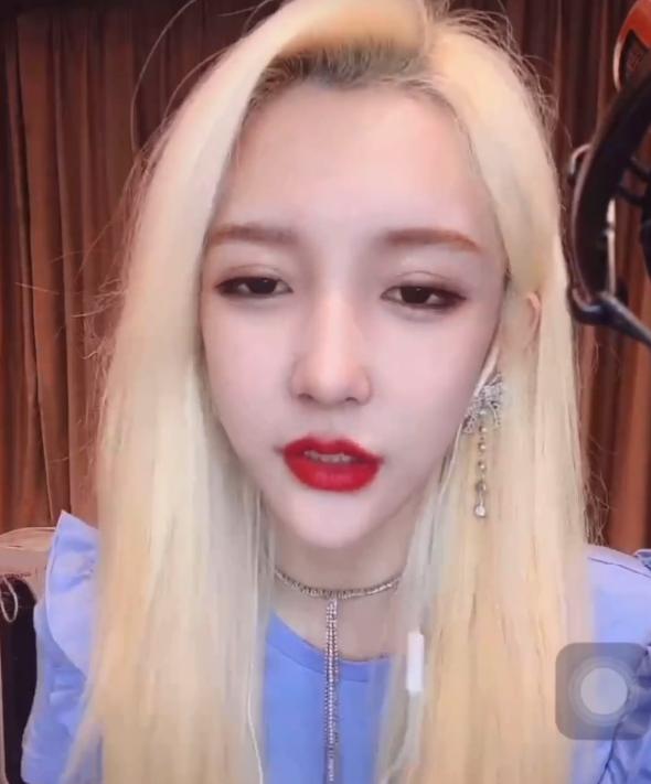 艾比自曝变性前，交往过的对象都是男生，从小皮肤白还不长腿毛