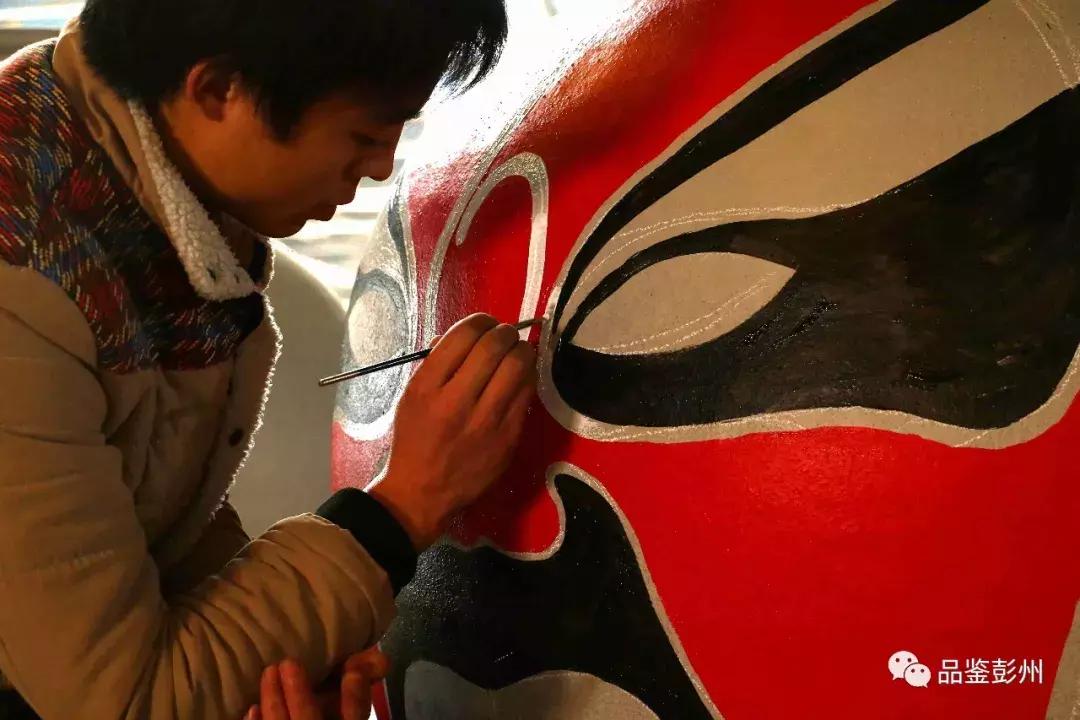 走遍中国的“寻鞋哥”来了!这回居然换上“军乐造”