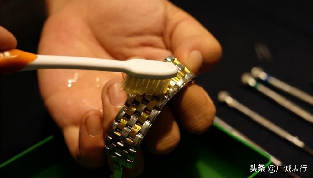 手表钢带怎么越来越大,手表防黑常识
