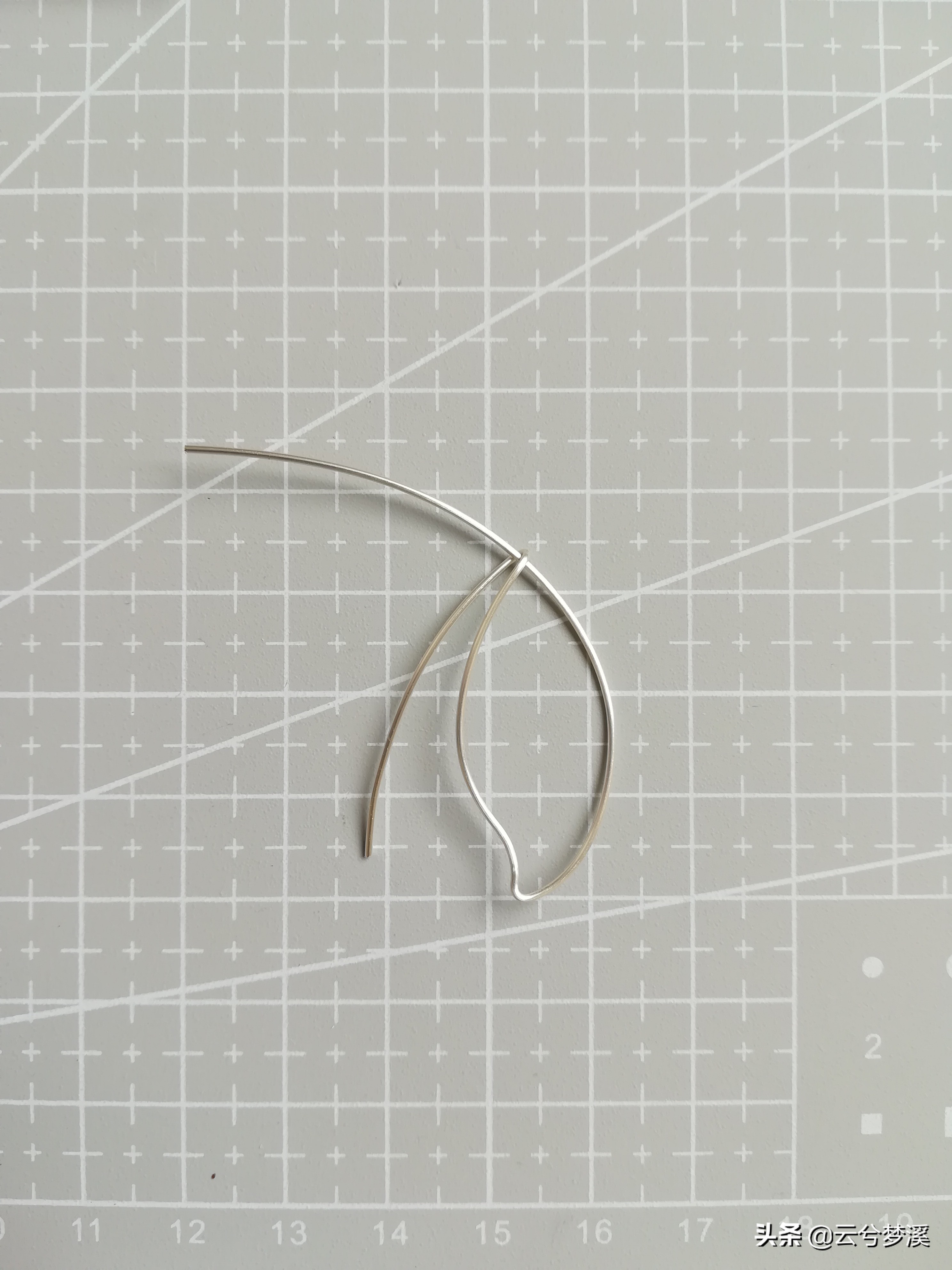 制作一片绿叶将春色戴在身边,一起期待春暖花开