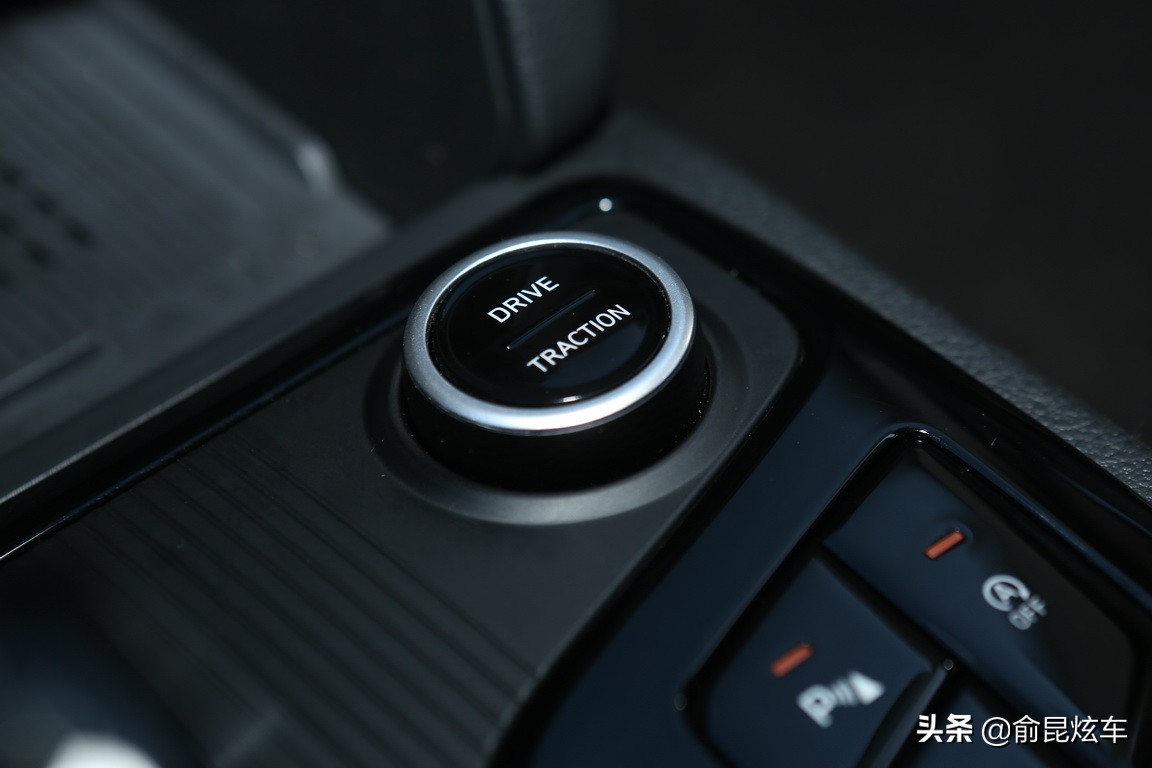 试驾黑色全新北京现代ix35,最新款2.0升北京现代ix35试驾