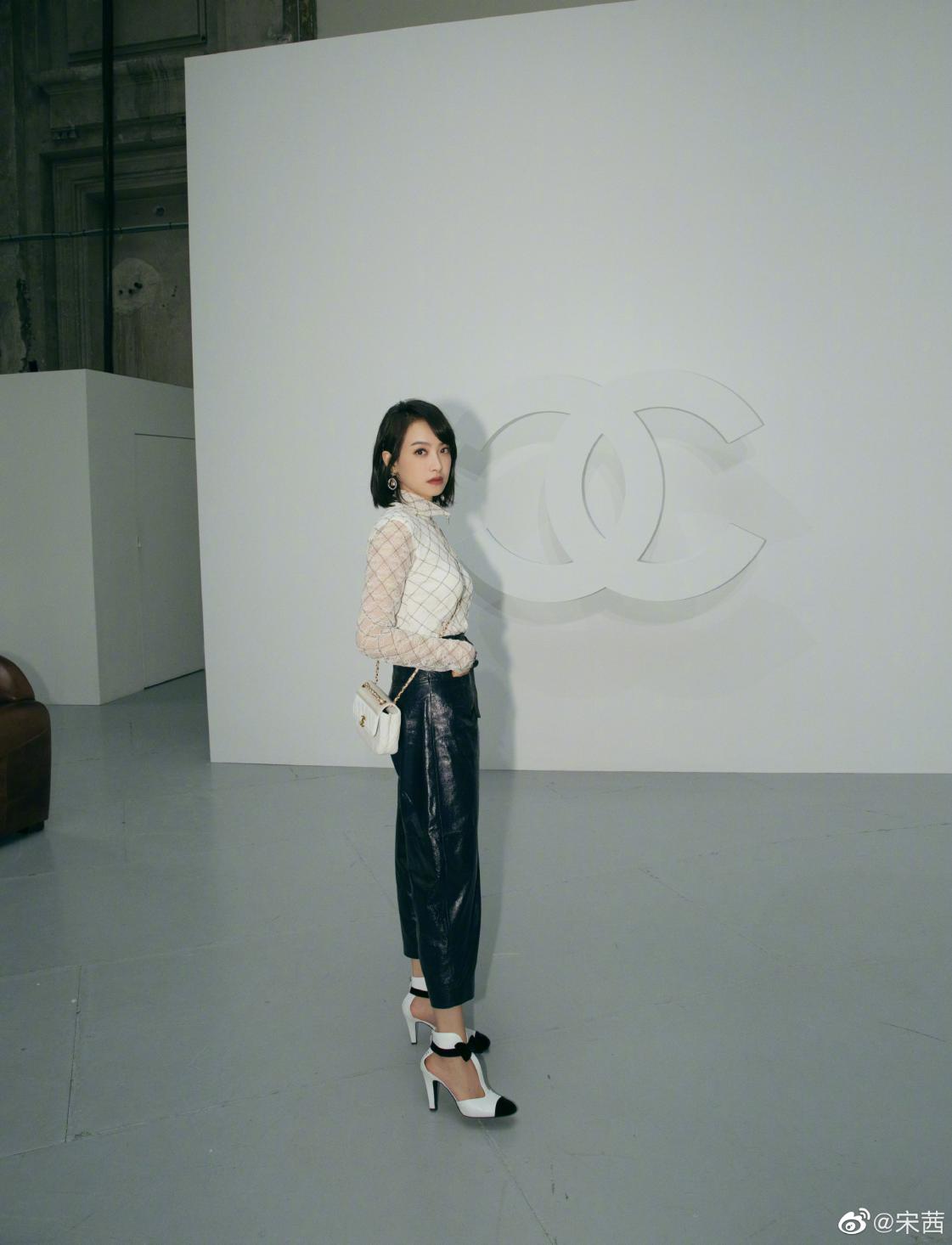 胡静穿黑色衣服,胡静露肩装