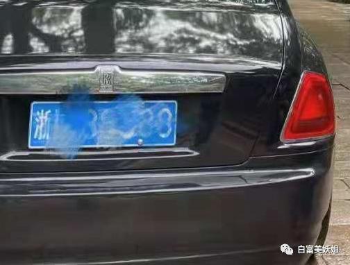 拜佛名媛翻车啦，背景被人扒底朝天