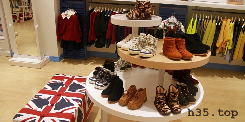 最新童装店双门头装修效果图,童装店怎么装修才有顾客