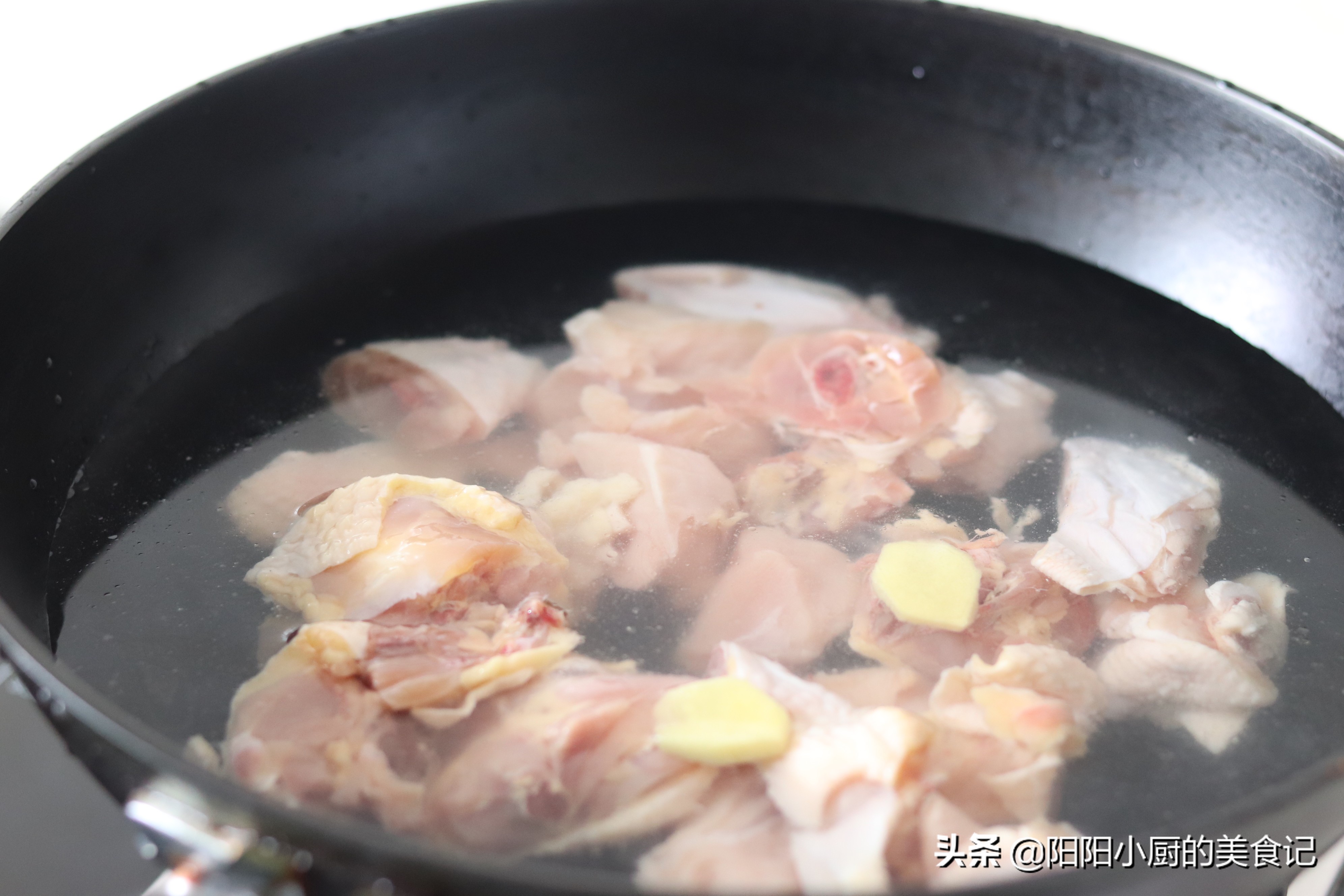 暖身滋补正当时推荐羊肚菌鸡汤,新鲜的羊肚菌炖鸡汤川味的做法