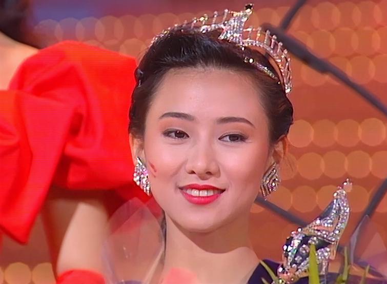 “宅男女神”*虹翁**的倔强人生,和她背后不得不提的男人们