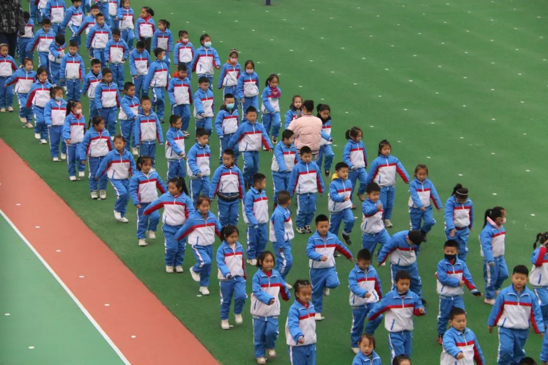 健雅少年“跑步乐”—东平县第二实验小学举行“快乐跑步”真有趣
