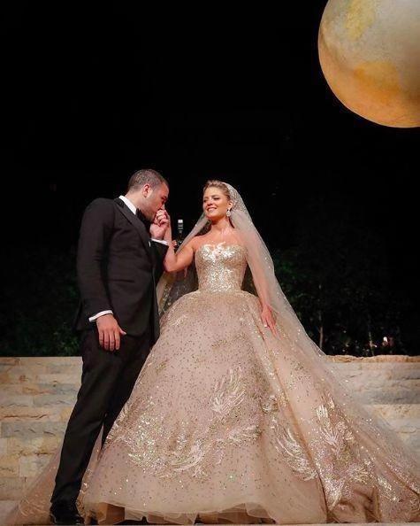 他也太宠儿媳了,为她设计镶有15万颗水钻的婚纱,真懂女人