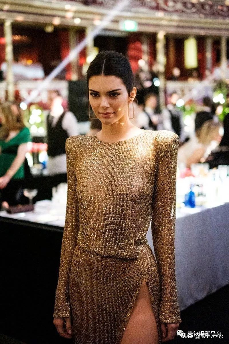 年赚1.5亿成家中最穷，生在名利场，把所有想要的都拿到她才23岁