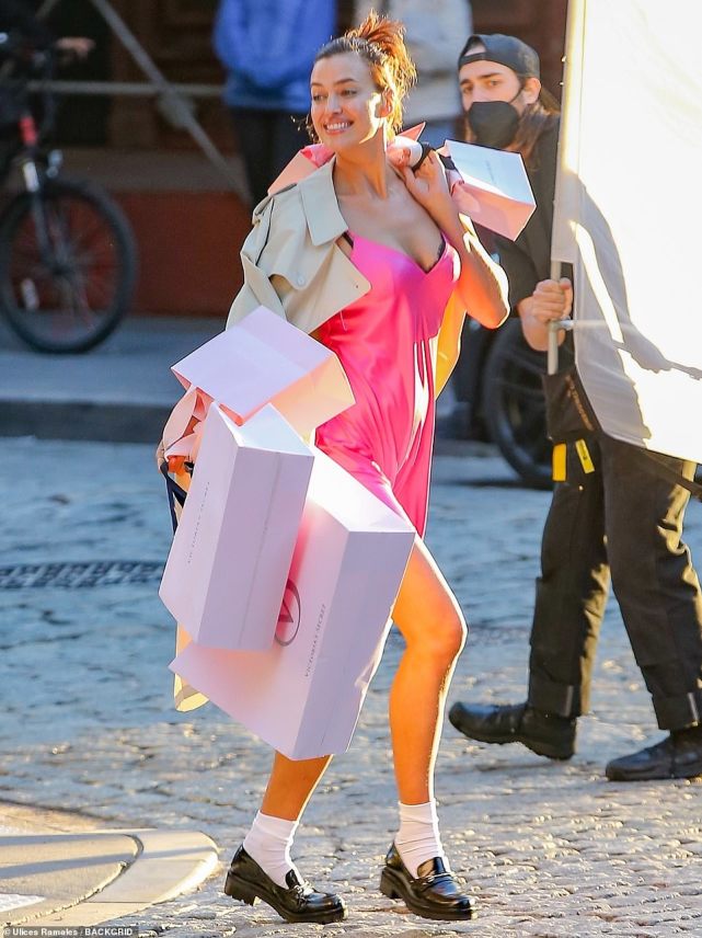 超模伊莲娜惊艳写真图片,国际超模伊莲娜和女儿的时尚穿搭