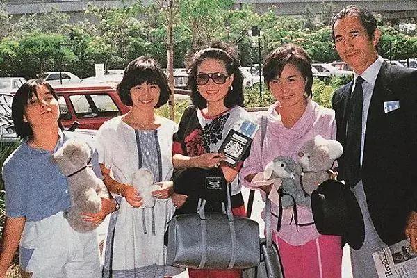 蓝琼缨十四岁嫁赌王被宠三十年,蓝琼缨14岁嫁给何鸿燊