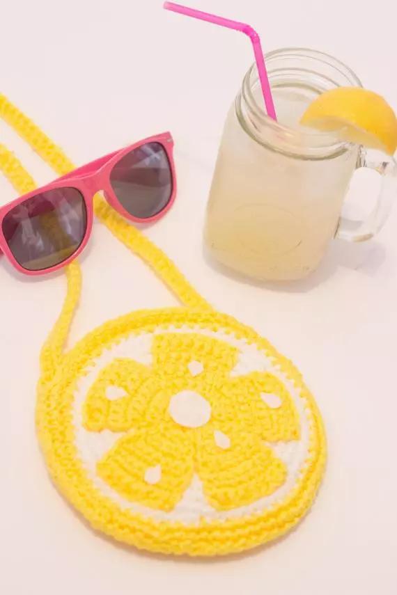 如何钩小包上的小装饰,钩个随身小包包好看