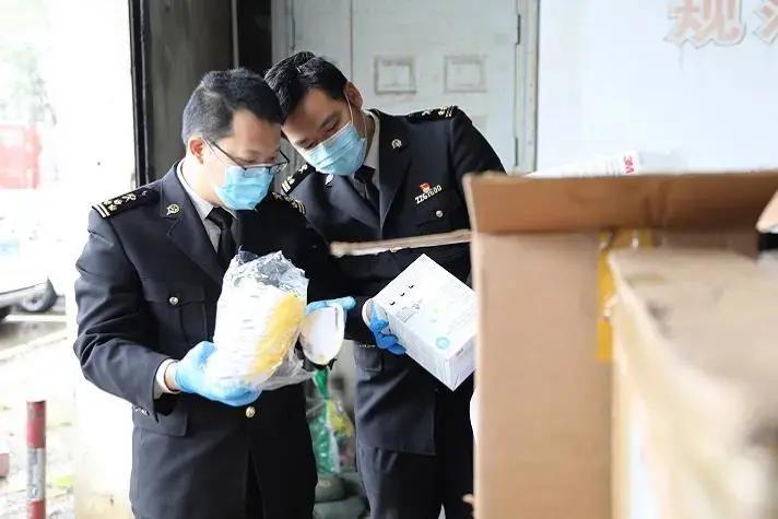 发疫情财的人一波接一波！不能高价卖口罩，就开始借口罩*私走**！