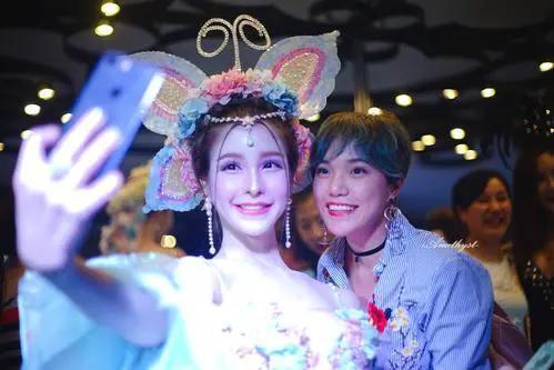 娶人妖为妻是啥感觉?小伙迎娶人妖皇后:生活幸福就是有点小尴尬