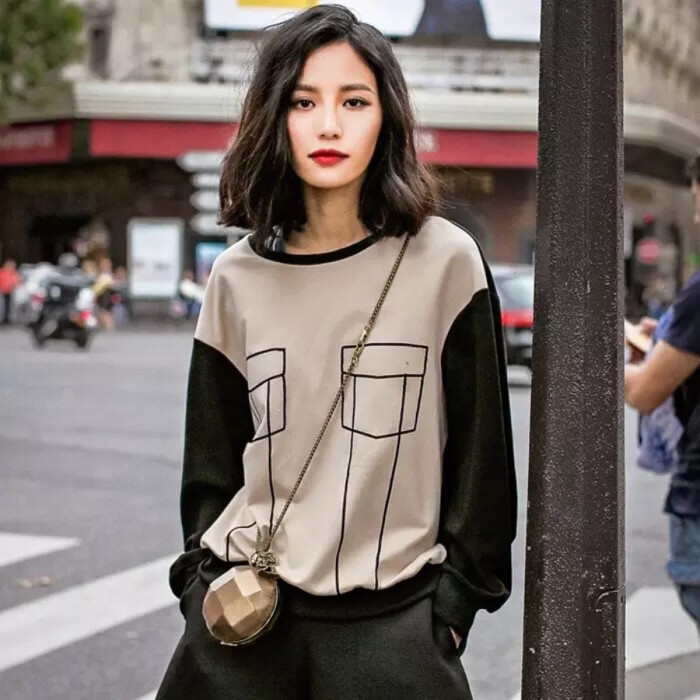 “黑长直”早就过时了，今年正流行“锁骨短发”，时髦减龄显脸小