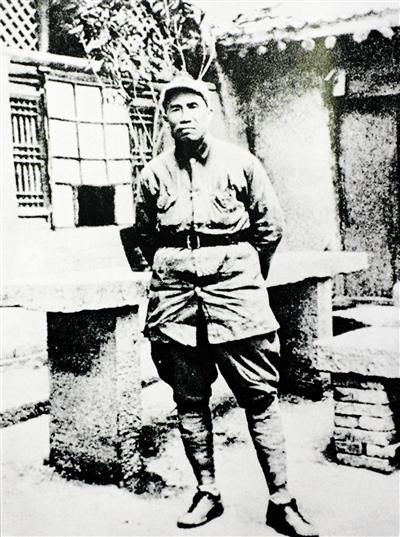 *德朱**——坚决维护*党**的领导核心的光辉典范