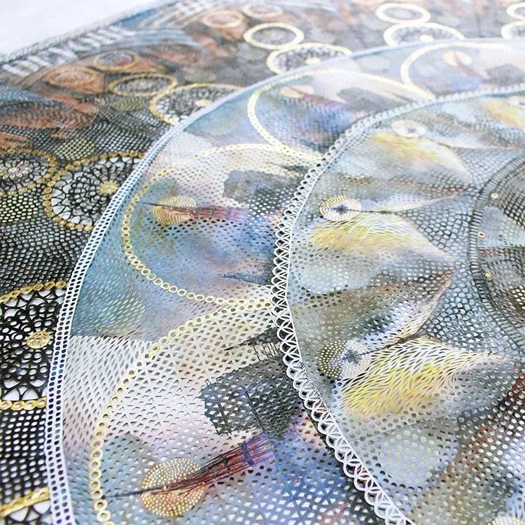 她用一把手术刀在2毛钱废报纸上雕出精美图腾,一幅卖60万