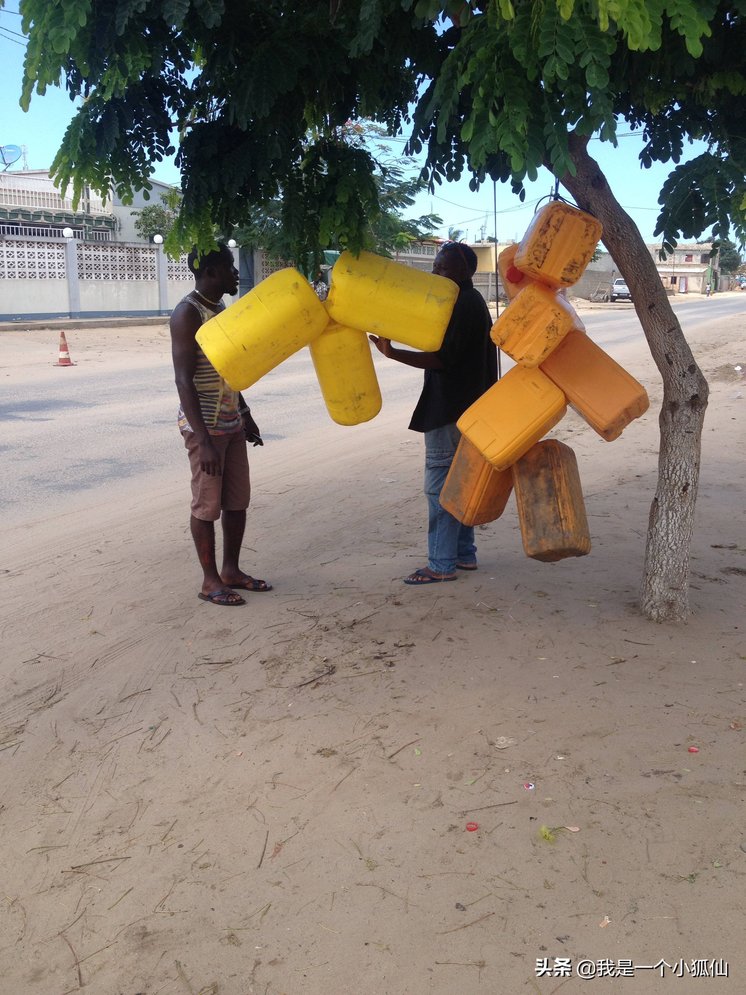 你知道安哥拉黑人用来装水的黄色桶,最初的用途是什么吗?