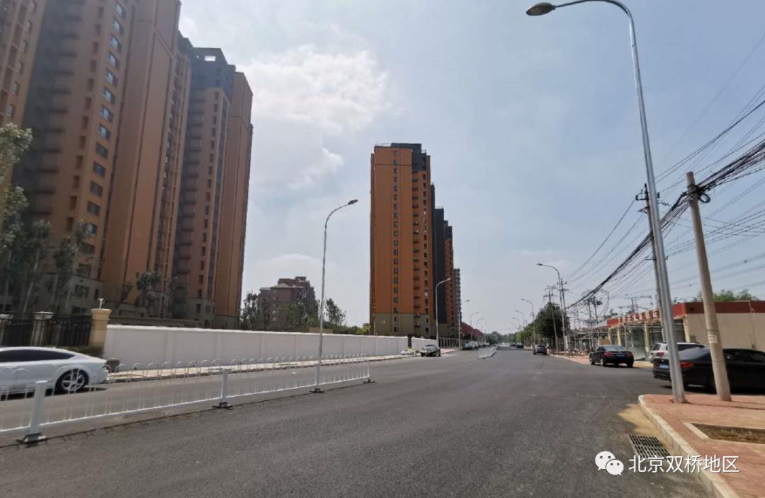 经过高档别墅区特别规划两处停车场白鹿司北街整治工程接近尾声