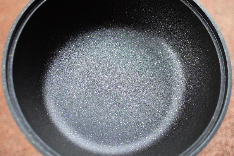 厨房空间开拓者---英国帝伯朗不粘锅，享受生活中美食的冲击