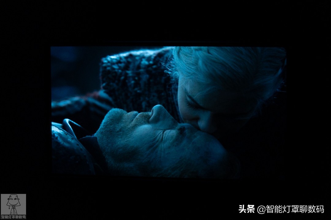 深圳小伙的快乐出租屋（上）：千元1080P投影+头戴蓝牙耳机