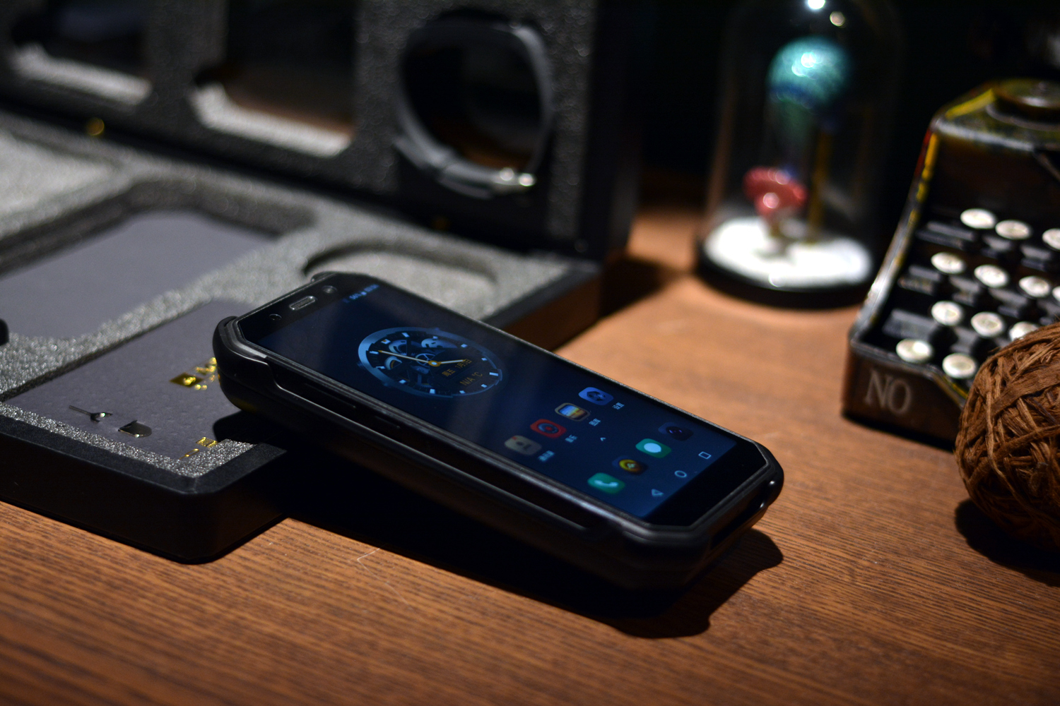 AGMH1手机:不怕摔,不怕水,能待机20天,父母最爱?