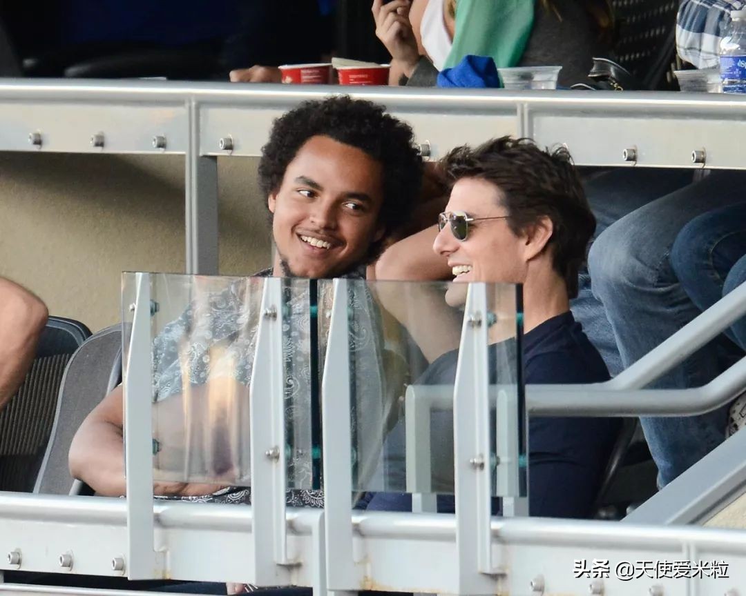 57岁阿汤哥比24岁黑人养子年轻太多！星二代是光环还是诅咒？