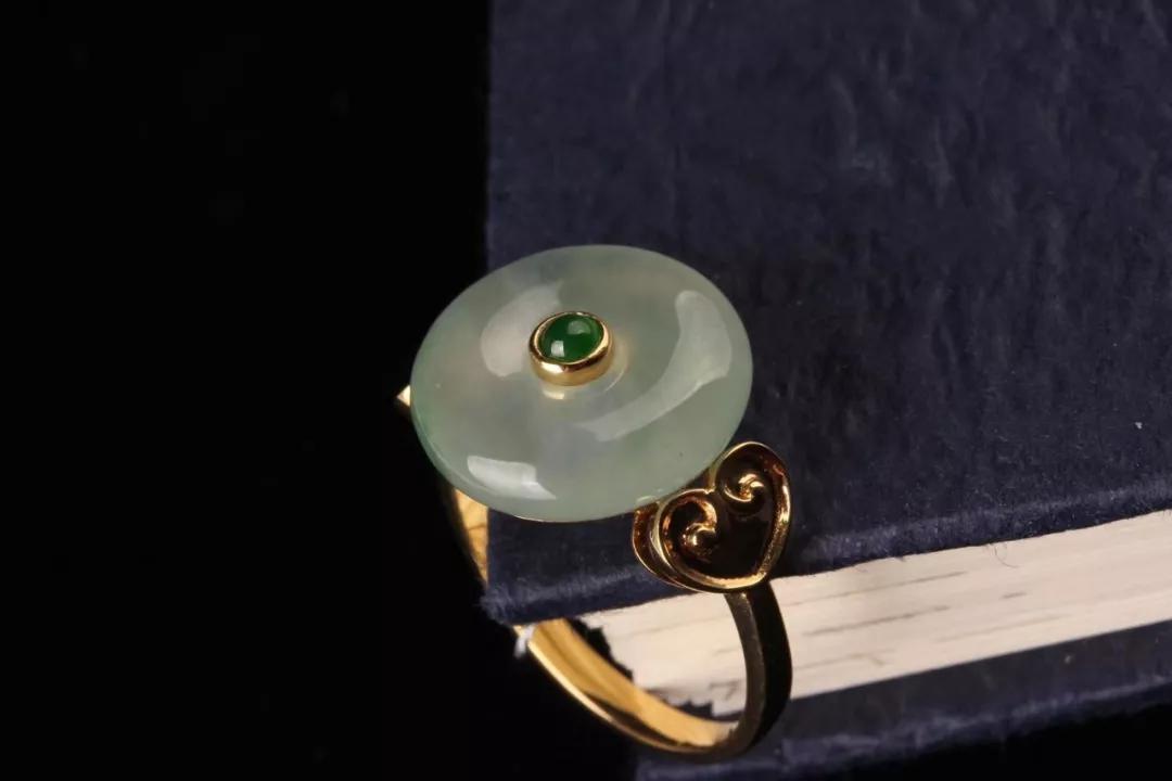 一颗平安扣配3颗珍珠,一枚平安扣和一颗珠子