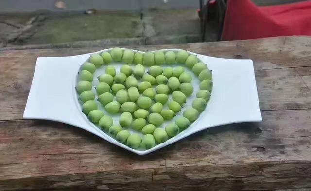 微山湖新鲜莲蓬采摘,微山湖旅游攻略美食