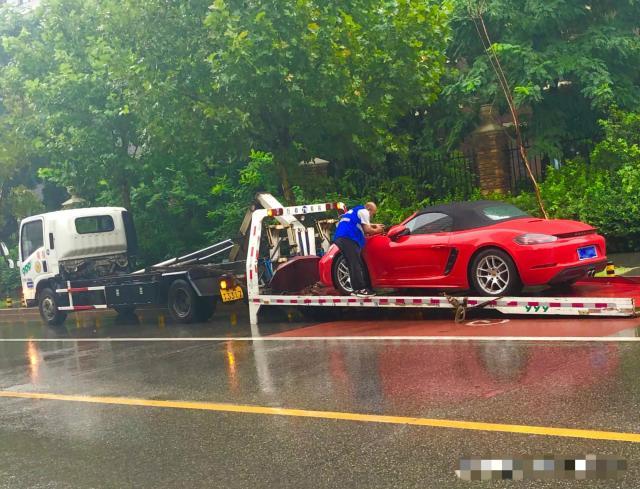 马拉松冠军提车保时捷,一年内坏三次,4S店的解释让她生气