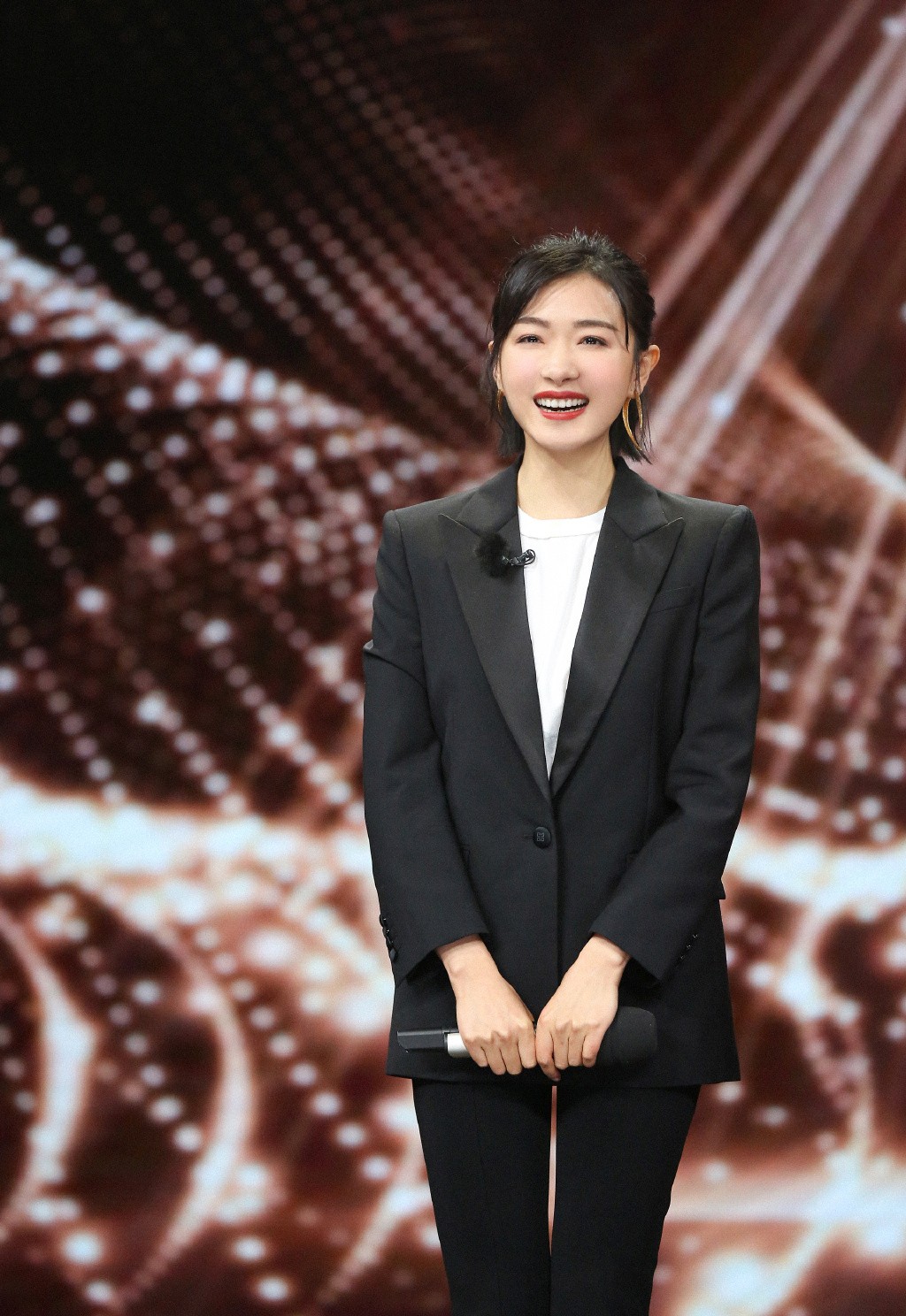 36岁演马天宇的老婆,今穿紧身裤双腿细长直,配短靴更抢眼了